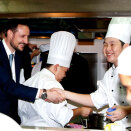 The Crown Prince visits a competition where young chefs prepare Norwegian seafood the Malaysian way (Photo: Gorm Kallestad / Scanpix)