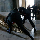 King Harald lays a wreath at the Atatürk Mausoleum (Photo: Lise Åserud / NTB scanpix)