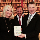 The Crown Prince and Crown Princess presented a Norwegian children's book - translated into Latvian - to "the People's Bookshelf". President Vējonis shows the gift: "Vaffelhjerte" (Waffle Heart). Photo: Lise Åserud / NTB scanpix