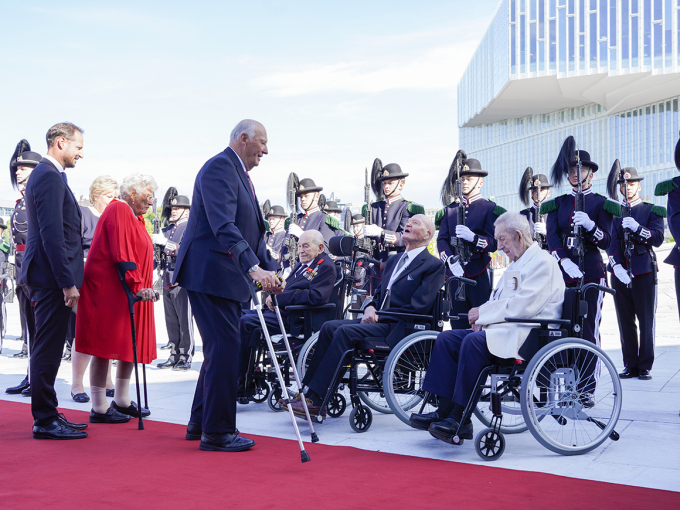Upon arriving at the Opera House in Oslo, King Harald, Princess Astrid Mrs Ferner and Crown Prince Haakon talk with the war sailors seated along the red carpet. Photo: Heiko Junge / NTB