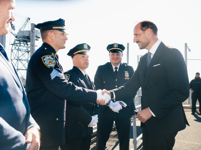 Crown Prince Haakon meets representatives of the NYPD Vikings Association at the ferry terminal in Brooklyn. The NYPD Vikings Association were founded in 1958 by Lieutenant Erling Johansen, son of Norwegian immigrants. The association consists of current and retired police officers of Scandinavian descent. Photo: Ola Vatn, The Royal Court