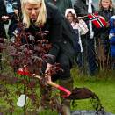 The Crown Princess plants a tree in the sensory garden at Vindafjordtunet Care Centre (Photo: Bjørn Sigurdsøn, Scanpix)