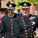 4 June: King Harald inspects his Guard at Huseby Military Camp. Crown Prince Haakon is also in attendance (Photo: Erlend Aas / Scanpix).