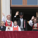17. mai: Kongefamilien hilser barnetoget i Oslo fra Slottsbalkongen. Foto: Lise Åserud, NTB scanpix