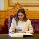 Prinsesse Ingrid Alexandra signerer Stortingets gjestebok under et besøk i anledning hennes 18-årsdag. Handoutbilde fra Det kongelige hoff. Bildet er kun til redaksjonell bruk, ikke for salg. Foto: Simen Løvberg Sund, Det kongelige hoff