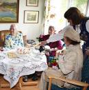 The King and Queen visited Gudveig Eilertsen in her appartment at Gibo retirement home in Gildeskål (Photo: Knut Falch, Scanpix)