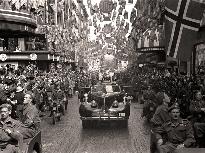 Motorcade led by the Royal Family’s 1939 Buick Roadmaster on Torggata in Oslo en route to the Royal Palace. Photo: NTB scanpix.