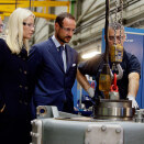 Kristine Fjørtoft Roald and Suad Selak gave an orientation at the Rolls-Royce production plant in Brattvåg. (Photo: Stian Lysberg Solum / NTB scanpix)