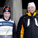 The winner of the 15 km for men, Finland's Matti Heikkinen, with King Harald at the Royal stands after the flower ceremony (Photo: Kyrre Lien / Scanpix)