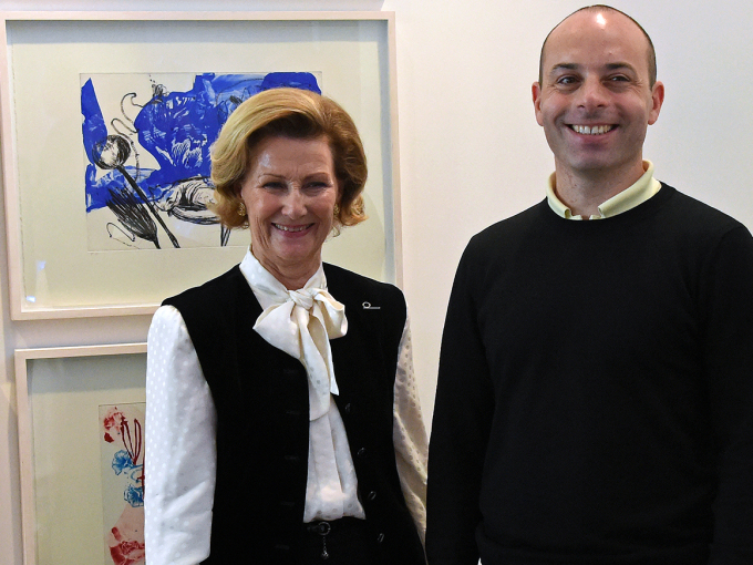 Queen Sonja with the first recipient, the Danish artist Adam Saks, in London. Photo: Sven Gj. Gjeruldsen, the Royal Court.