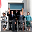 Etter seremonien kunne Kongeparet og Presidentparet hilse til de mange frammøtte fra presidentpalassets balkong før de forstatte sine samtaler. Foto: Lise Åserud, NTB scanpix