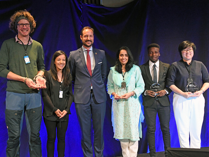 The Crown Prince presented the prize to the group with the winning project. Photo: Sven Gj. Gjeruldsen, The Royal Court.