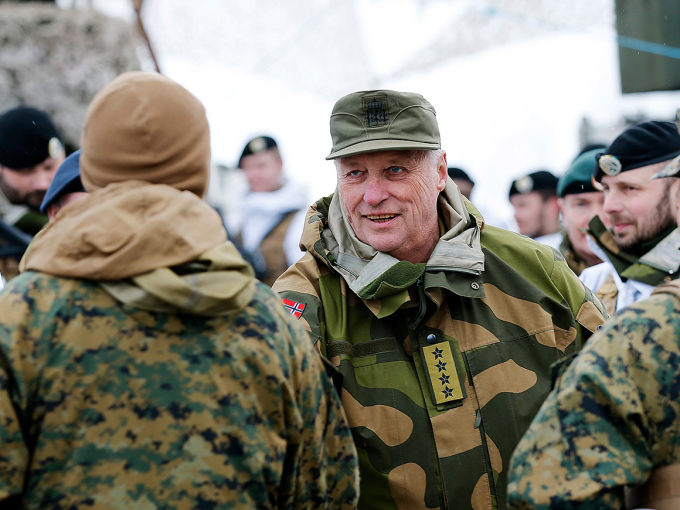 Kong Harald vitjar øvinga Cold Response i 2016. Foto: Torbjørn Kjosvold / Forsvaret / NTB scanpix