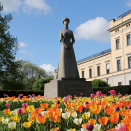 She is always surrrounded by flowers. Photo: Liv Osmundsen, The Royal Court.