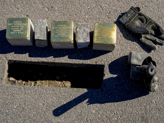 The three stones installed in today’s ceremony are in memory of Ernst Josef Adler, Fritz Gustav Löwy and Meta Hirschberg. Photo: Javad Parsa / NTB