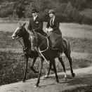 Fra utstillingen "Den kongelige stall. Hestehold og ekvipasjer". Ridetur på Bygdøy, 30-tallet: Dronning Maud i sidesal på «Diamond» og rideknekten Alfred Cobb på «Emerald». Bildet er kun til redaksjonell bruk - ikke for salg. Fra Dronning Mauds fotoalbum, De kongelige samlinger:
