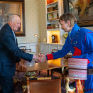 Kong Harald tok imot representanter for samene som aksjonerer mot vindkraftanlegget på Fosen. Kronprins Haakon var også til stede. Bildene er frigitt til redaksjonell bruk, og kan benyttes fritt mot kreditering. Foto: Simen Løvberg Sund, Det kongelige hoff.