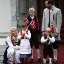 The Crown Prince and Crown Princess' familiy met the Children's Parade in Asker outside of the Skaugum Estate (Photo: Sara Johannessen / Scanpix)