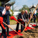 Queen Sonja plants a tree on the campus grounds together with Mark Jiapeng Wang, Chair of the UWC National Committee, and Principal Pelham Lindfield Roberts. Photo: Tim Haukenes