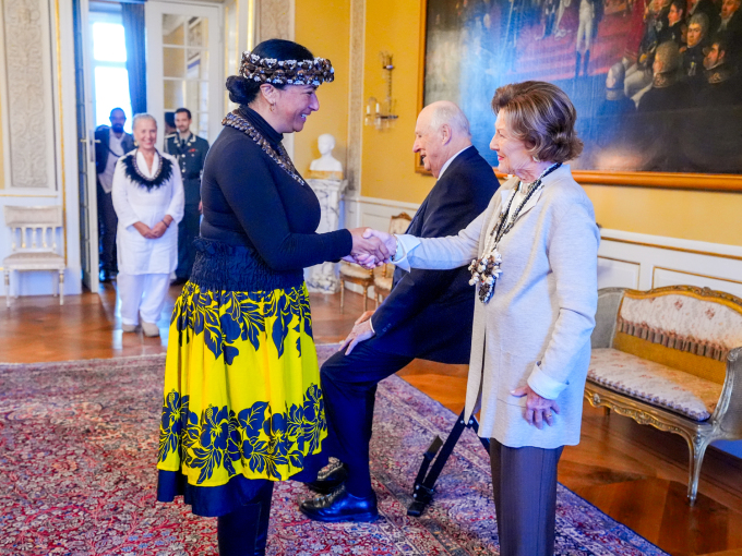 The King and Queen were reunited with the former governor of Easter Island, Laura Tarita Rapu Alarcón. Foto: Lise Åserud / NTB