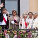 På Slottsbalkongen: Kong Willem-Alexander av Nederland, Dronning Maxima, Prinsesse Beatrix, Prinsesse Mabel, Prinsesse Astrid, fru Ferner og Prins Constantijn av Nederland. Foto: Jon Olav Nesvold / NTB scanpix