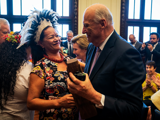 King Harald with Rubelinda Pakarati from Easter Island. Photo: Heiko Junge / NTB scanpix