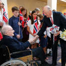 The King and Queen meet the war veteran Olav Ottesen on their arrival in Canberra. Photo: Lise Åserud / NTB scanpix