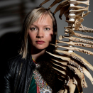 Máret Ánne Sara med sitt verk "Spirals of the Pile". Verket ble tilført utstillingen "Historier. Tre generasjoner samiske kunstnere" 25. april 2019. Foto: Øivind Möller Bakken, Det kongelige hoff. Bildet er kun til redaksjonell bruk - ikke for salg. 