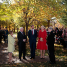 I hagen utenfor residensen fikk Kronprinsparet se eiketreet Kongeparet plantet her under sitt statsbesøk til Canada i 2002. Foto: Lise Åserud, NTB scanpix
