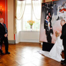 President of the National Assembly, Mr Dag Terje Andersen, presented The King and Queen with the gift from the Storting: A painting by Anne Vistven depicting Their Majesties consecration ceremony (Photo: Erlend Aas / NTB scanpix)