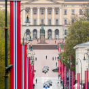Klokken 18.30 bega bilkortesjen med kongelige gjester seg nedover Karl Johans gate på vei til festmiddagen i operaen. Foto: Audun Braastad / NTB scanpix