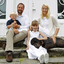 Prince Sverre Magnus, Crown Prince Haakon, Princess Ingrid Alexandra with the family dog Milly Kakao and Crown Princess Mette-Marit (Photo: Håkon Mosvold Larsen, Scanpix)