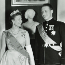 Historisk bilde av Prinsessens diadem: Kong Olav, Prinsesse Ingeborg av Sverige, Prinsesse Astrid og Kronprins Harald på vei til gallamiddag i anledning Kronprinsens 21-årsdag og myndighetsdag i 1958. Det var siste gang Prinsesse Ingeborg brukte diademet. Handoutbilde fra Det kongelige hoff publisert 17.06.2022 i anledning feiringen av Prinsessens 18-årsdag. Bildet er kun til redaksjonell bruk, ikke for salg. Foto: De kongelige samlinger