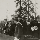 Heldigvis hadde været lettet i 1907, og Kongefamilien hadde engelske gjester med. Dronning Maud, Prinsesse Victoria, Kong Haakon, Sir Henry Knollys og hoffsjef Fredrik Rustad på kongetribunen. Foto: H. Abel, De kongelige samlinger
