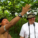 The eader of the Yanomami, Daví Kopenawa, tells the King about life in the rainforest. (Photo: Rainforest Foundation Norway / ISA Brazil)
