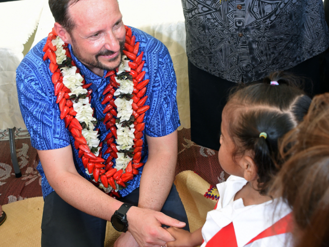The Crown Prince took plenty of time to talk with children in the village. Photo: Sven Gj. Gjeruldsen, The Royal Court
