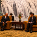 King Harald and Queen Sonja also had a meeting with local government officials. Photo: Tim Haukenes