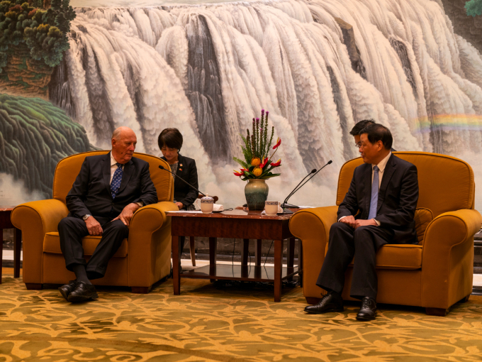 King Harald and Queen Sonja also had a meeting with local government officials. Photo: Tim Haukenes