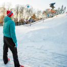 Kronprinsesse Mette-Marit ser på skihoppere. Foto: Vegard Wivestad Grøtt / NTB scanpix