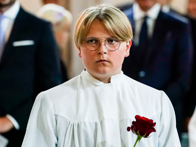 Each confirmand received a rose. Photo: Lise Åserud / NTB scanpix 