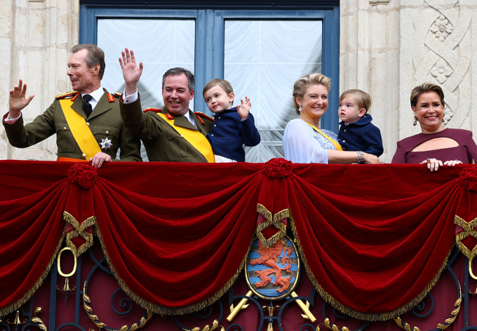 Grand Duke Henri and Grand Duchess Maria Teresa join the new Grand Ducal Family on the palace balcony. Photo: Yves Herman / AFP / NTB