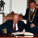 The King and Queen signed the guest book in Ljubljana Town hall (Photo: Lise Åserud / Scanpix)