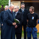 The King at Nordnorsk Fartøyvernsenter where Ronny Grindheim played the accordion, accompanied by an old diesel engine (Photo: Terje Bendiksby / Scanpix)