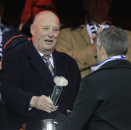 23. november: Kong Harald er til stede under herrenes cupfinale mellom Molde og Odd, og kan gratulere Moldes trener Tor Ole Skullerud med seier. Foto: Lise Åserud / NTB scanpix