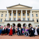 The Royal Family greets the Oslo children’s parade from the Palace Balcony. Photo: Vegard Wivestad Grøtt / NTB scanpix