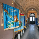 Faner fra Oslos skoler står klar i Slottets vestibyle. 74 faner pyntet opp på Slottsplassen under dagens arrangement. Handoutbilde fra Det kongelige hoff. Publisert 17. mai 2020. Bildet er til redaksjonell bruk, ikke for salg. Foto: Øivind Møller Bakken, Det kongelige hoff