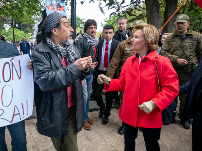 The King and Queen stopped to speak with the Chileans protesting Norwegian aquaculture. Photo: Heiko Junge, NTB scanpix
