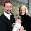 The Crown Prince and Crown Princess with their newborn son, PrinceSverre Magnus (Photo: Lise Åserud, Scanpix)
