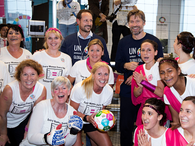 Crown Prince Haakon and actor Nikolaj Coster-Waldau with the winning team, the Goleadoras of Queens, NY. Photo: Pontus Höök / NTB scanpix.