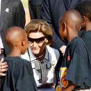 The Queen with boys from the township Alexandra (Photo: Lise Åserud / Scanpix) 